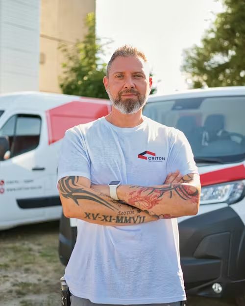Teamportrait vor den CRITON Fahrzeugen